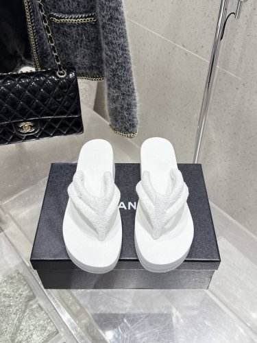 chanel 香奈儿 25Ss 夏季新款 夹脚人字拖 海滩必备款 Chanel 2025香奈儿最新爆款 夏季夹脚拖鞋 百搭显脚瘦气质款，颜值爆棚的一款拖鞋，任意