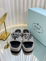 prada 普接达编织拖鞋 超火爆最新春夏锯齿罗马编织超轻厚底 拖鞋！复古时髦前卫的轮齿 让整双鞋轻便舒适鲜艳色彩满足不同风格时髦人士的多种选择1开模大底 跟高