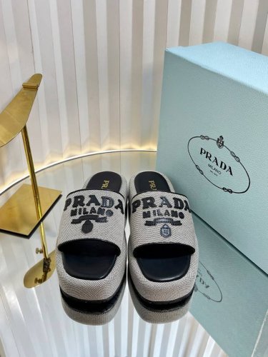prada 普接达编织拖鞋 超火爆最新春夏锯齿罗马编织超轻厚底 拖鞋！复古时髦前卫的轮齿 让整双鞋轻便舒适鲜艳色彩满足不同风格时髦人士的多种选择1开模大底 跟高