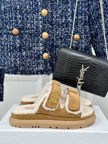 厂价 Dior 迪奥24S秋冬新品 毛拖毛鞋凉鞋系列 简约大气时髦 耐看不过时 是时尚圈永不退潮的经典所在 经典字母LOGO五金点缀 懒人百搭增高必备款！ 面料