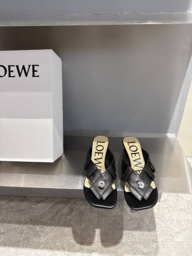 2025 最新罗意威Loewe Ss夏季限定拖鞋 上脚真的太美了 强烈推荐 明星博主同款 面料 进口羊皮 里料:进口羊皮 大底:真皮注塑底 码数:35-39 4