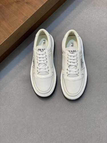 Prad* 普拉达 24春夏新品男士高端运动鞋，这款运动鞋时尚百搭，简洁现代，融合运动风格和精致细节。选用皮革材质打造，搭配橡胶鞋底，鞋舌压印字母徽标，简约时尚