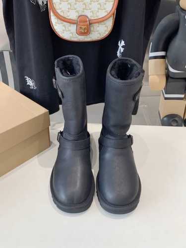 出厂价 UGG 油叽叽 秋冬新款 毛毛鞋 棉鞋，真的是必须人手一双！慵懒随性的代表 穿搭上脚真的很高级 上脚包裹感超nice 很舒服，懒人必备，可以搭配衣柜里所