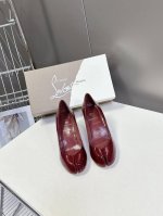 Cl 红底鞋X Maison Margiela 分趾联名款高跟鞋 Maison Margiela 与 Christian Louboutin 推出首个联名鞋履系