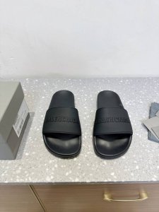 Balenciaga 巴黎世家 25Ss春夏新款 情侣款 拖鞋 鞋面胶片打印工艺 各种品牌元素 时装博主与欧美明星大爱款 夏天必备款 时尚却不过分张扬 羊皮内里