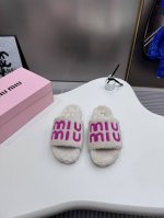 橙子出厂价 MiuMiu 缪缪 2024秋冬新款毛毛拖鞋 欧美名媛 明星 网红girl 大爱款 ，冰岛进口羊毛 单色羊毛蓬松柔软 亲肤柔软冬季必备款 富有时尚元