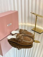 Miu Mi*25Ss软底英伦风厚底乐福拖鞋 怎么穿都好看今夏时髦精最爱 软底真的超级舒服 超级重工 每一双都是独一无二不对寸的擦色效果 配个小袜子英伦风十足