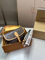 Lvdiane老花法棍包走秀款 单肩斜挎腋下包搭配花卉刺绣肩带 配2个肩带 都可以拆卸 N-53尺寸25×13折叠盒飞机盒