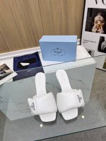 出 市场顶级版Prada普拉达面包小跟拖 顶级品质 正版1:1制作，做工相当复杂、花重金聘请著名样板师傅、耗时1个多月反复研究！ 欢迎对比 集优雅知性复古可爱于