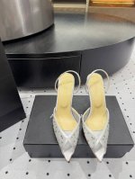 仙女版凉鞋，纯手工蕾丝折叠工艺，非常的美，上脚无敌了 进口 真丝+蕾丝 内里 羊皮 鞋底 牛皮大底 优雅风格 创造不一样的感觉 跟高 9.5 Cm 专柜包装 简