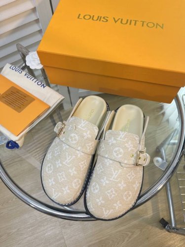 专柜新款毛毛半拖拖 winterbreak comfert 平底拖鞋 LV 字母和Monogram 花卉点缀图案的皮面，搭配羊毛内里，室内外穿着皆宜。纯羊毛材质