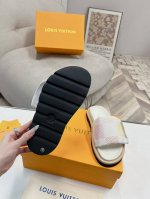 lv驴牌L家 爆款 浮雕Logo 压花 凉拖鞋 本款 Pool Pillow Comfort 平底凉拖取材科技织物，以高频压印技术重绎 Monogram 图案。