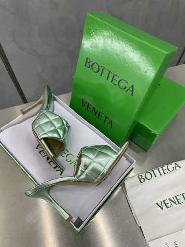 Bv 葆蝶家 新加金属小羊皮4色 深口拖鞋 淡蓝金属 Bottega Venet 深口面包拖鞋继续延续 夸张的各种配色 必将影响穿搭界 各个明星 博主争相试穿