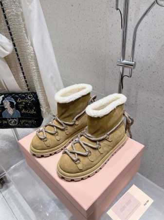 出厂 MIUMIU 24ss秋冬走秀新款雪地靴 今年最值得入手的靴子 没有之一 各大网红明星上脚 miumiu今年 秋冬限定款 ，专柜非常难买 看着很硬的样子 - 点击图像关闭