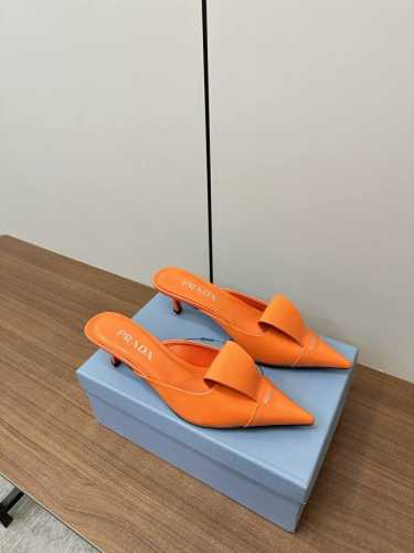 Prada 2025Ss普拉达春夏新款猫跟拖鞋 P360 原版购入1:1开发，细节完美，上脚舒适可任意配搭春夏的美饰服丽，精耐致看 鞋面：原版软漆皮 内里： 混