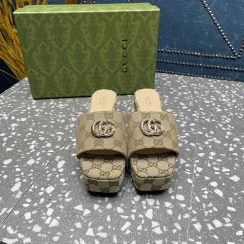 gucci古驰 经典双G钻扣老花厚底拖鞋系列 ①鞋面：品牌布料 ②内里：羊皮 ③大底：真皮大底 ④跟：前高：3.5Cm 后高：6.5Cm ⑤Size：35-39