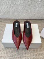 Toteme 25ss 春夏新款 后空凉鞋 拖鞋 坡跟穆勒鞋进口皮高级舒适，配女神们的半身裙，不规则的弧形尖头，晚宴系列专属高跟鞋贯穿整季lookbook完全戳