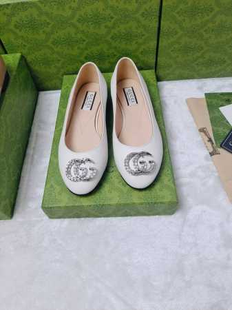 GucCi 饰水晶双G G造型配件为一系列女士鞋款注入摩登新韵。闪耀夺目的配件亮眼装点凉拖鞋和防水台浅口鞋等各式鞋款 凉鞋、单鞋同款 ，在彩色漆皮或金属质感皮革 - 点击图像关闭
