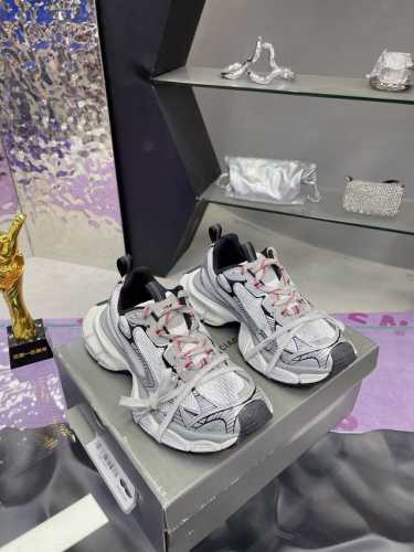 情侣款Balenciaga 巴黎世家九代23SS最新爆款3XL Sneaker系列 情侣款 休闲 老爹鞋 运动鞋 整体鞋型汲取了Balenciaga Track