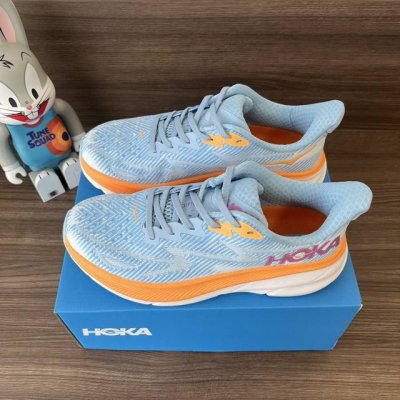 顶级Hoka One One Clifton 9 白橙蓝 克里夫顿系列 鞋面:采用轻盈透气的针织网面和纱线，增强鞋面的强度和支撑性能 搭配柔软的鞋舌 让双脚在舒
