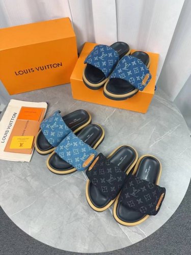 lv驴牌L家 爆款 浮雕Logo 压花 凉拖鞋 本款 Pool Pillow Comfort 平底凉拖取材科技织物，以高频压印技术重绎 Monogram 图案。