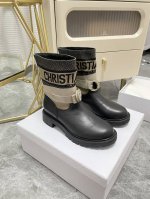 顶级代购级 出 短款 Dior-Major刺绣骑士靴 帅气靴子采用别具一格的设计元素打造醒目的外观 采用黑色科技面料和牛皮革打造，可轻松穿脱。从 Dior Bo