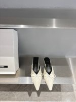 jacquemus尖头拖鞋 简约的元素碰撞 时髦又个性 细带搭扣增添精致感 穿上它 轻松走出法式摩登范 鞋面牛皮 内里羊皮 真皮大底 35-39 40定做