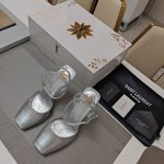 SAINT LAURENT ” SYL圣罗兰 顶级版本25SS众明星网红追捧的尖锥形细高跟，方头绑带小鱼嘴凉鞋。SYL 2025官方VIP 贵宾版金花磁铁盒 认