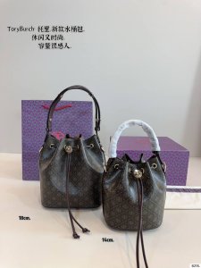 配礼盒 Tb 托里伯奇 提花水桶包 单肩包 超级洋气的一款 无须质疑 专柜爆款就是它 托里 伯奇 Tory Burch 是很受年轻人欢迎哦尺寸 ：18*12*2