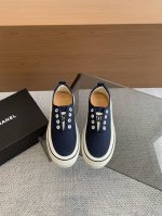 Chanel 隐藏款帆布小白鞋！Vintage感满满 中古复刻款get啦～帆布鞋适配春夏 黑白拼接就很Chanel 配合袜子就很复古学院的感觉 原版定制高密度帆