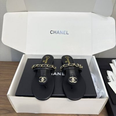 chanel小香春夏新款夹脚凉拖鞋 小羊皮材质细腻柔软 鞋面双C Logo 链条饰以点缀 精致又高级 时髦洋气 上脚太美了 不挑脚型真的很好看日常度假出行 轻松