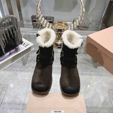 出厂 毛里miumiu 2024秋冬新品限量锁口短靴 爆款靴靴miu系全球限量款靴子 重工艺手工鞋 复古擦色牛皮气质马丁靴 满满的复古感整个皮料选用进口小牛皮 - 点击图像关闭