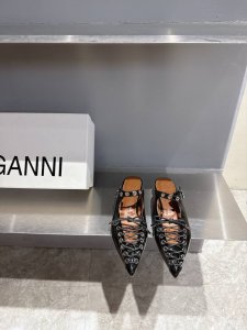 ganni 小众潮牌 25Ss春夏新款 系带 芭蕾舞鞋 对Gann的德比鞋一见钟情 念念不忘必有回响 出了经典黑白色又出了这个红色 鞋底比较薄 后脚那里做了褶皱