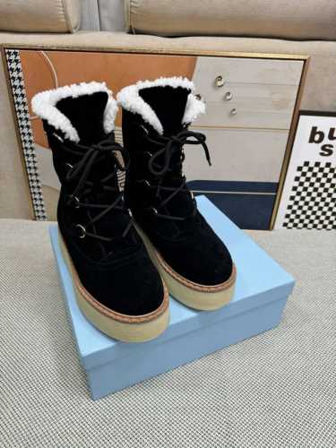 顶级版本 PRADA 普拉达秋冬新款厚底高帮雪地靴鞋这款牛筋底上脚非常舒适，今年非常爆，穿上 增高 休闲两不误，清爽的表现足以表达对鞋子的个个细节的把控， 面料