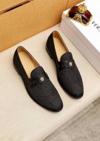 商品商标 Versace 范思哲 休闲皮鞋 正码码数: 38-44 45.46.47订制 商品材料 精选 进口头层布料鞋面+奢华五金扣 进口水染牛皮内里 强烈立