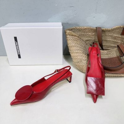 高品质出厂 ！小众潮牌Jacquemus 25春夏新款简约尖头鸳鸯扣小粗跟后空凉鞋！ 设计灵感来源方和圆！具有雕塑的轮廓设计，柔和又有力量感！ 极简优雅 超级好