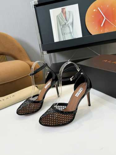 品 牌：Alaia AlAIA阿莱雅尖头高跟拖鞋！无数的名设计师都把他看作“Designer of Designers”更影响着很多人的风格！铆钉、金属环扣、紧