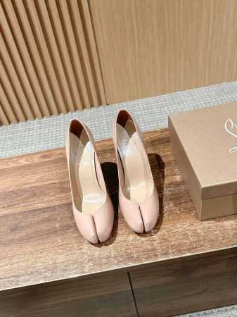 克里斯提 鲁布托联名马吉拉分趾高跟单鞋 Maison Margiela 与 Christian Louboutin 推出首个联名鞋履系列 全新合作以两种互相交融 - 点击图像关闭