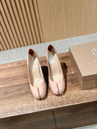 克里斯提 鲁布托联名马吉拉分趾高跟单鞋 Maison Margiela 与 Christian Louboutin 推出首个联名鞋履系列 全新合作以两种互相交融
