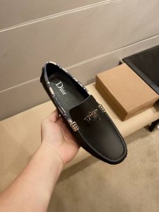 实价 Dior 官方新款，意大利名模贵族们爆款，Dior时尚界的佼佼者，无可超越，官方高品质精品高端商务豆豆鞋。明星周杰伦同款，原单正品，采用进口原版牛皮+原版