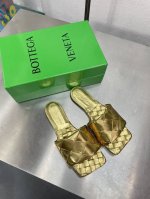 Bv 葆蝶家 新色春夏 平底大编织拖鞋 银色金属 编织设计元素 堪称Bv家族设计基因 2Cm跟高 搭配注塑前掌真皮大底 走路稳 不累脚 鞋面采用手工编织 搭配内