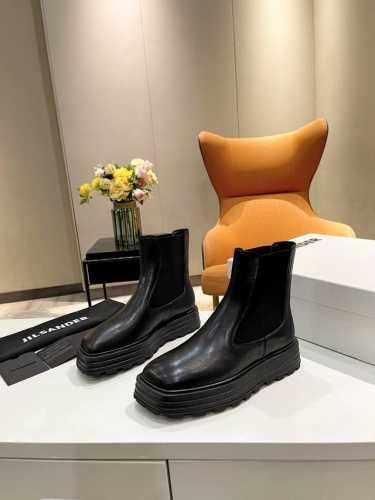 品 牌：Jil sander jil sander 方头马丁靴顶级版本 小红书微博随便都能刷出几个明星或网红在穿， 设计线条显瘦且百搭，一直都走高端暗黑范儿。