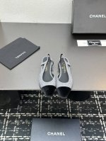 chane+L 经典Slingback 小香后空凉鞋 就像Coco香奈儿女士说的：流行稍纵即逝，但风格永存！这双后空鞋就是香家经典中的经典！双色搭配，简约精致，