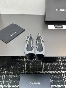chane+L 经典Slingback 小香后空凉鞋 就像Coco香奈儿女士说的：流行稍纵即逝，但风格永存！这双后空鞋就是香家经典中的经典！双色搭配，简约精致，