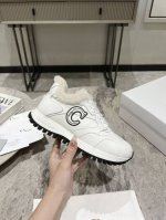 羊毛款 Dior*迪奥D家2024SS秋季走秀新款休闲运动鞋老爹鞋 原版购入开发，以 D家的高订风格重新演绎跑步鞋。白色和黑色网眼织物搭配皮革效果镶片，两侧的