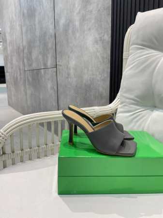 Bv 葆蝶家 18色齐 塑造经典一字深口拖鞋 浅石墨色 Bottega Veneta 深口拖鞋继续延续 夸张的各种配色 必将影响穿搭界 各个明星 博主争相试穿 - 点击图像关闭