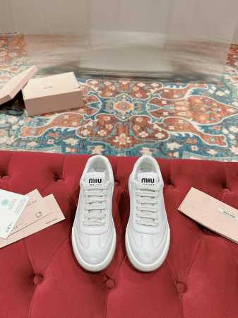 Miumiu缪缪家早春最新走秀款休闲脏脏鞋 运动小白鞋 国内外博主刷爆的一款，小红书种草系列，复古又时髦上脚美炸了 简约的运动板鞋设计，极具辨识度的鞋舌，打造佛 - 点击图像关闭