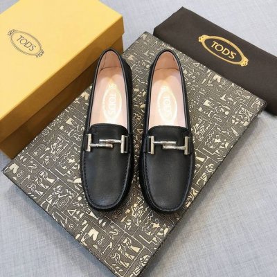 Tods 经典豆豆鞋女鞋 官网同步 鞋面进口小牛皮水染牛皮里 上脚舒适 高端细节做工。 黑色，尺码35-40。。。