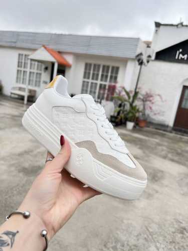 本款 LV Groovy platform 运动鞋为牛皮革局部压印 Monogram 图案，并拼接七十年代鞋面与大号橡胶外底。鞋带装饰和外底绽放 Monogra
