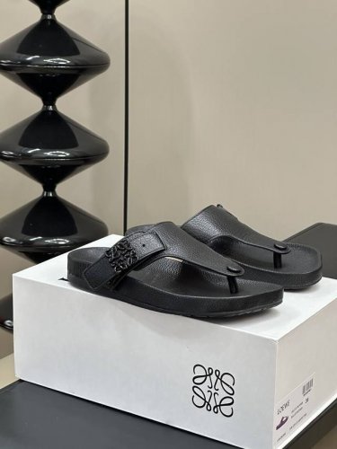 女 男 p Loewe Ss24 New Arrival l家24春夏水台拖鞋 鞋底造型很别致呀 舒适度漏眼可见 小牛皮鞋面 包裹水台的也是同种牛皮 非常舒适养